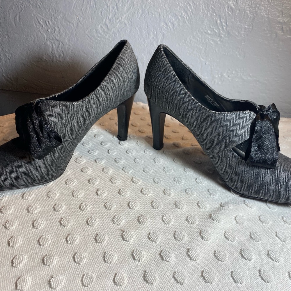 Ann Marino grey Herringbone Pumps with Black Satin Bow Accent - Picture 10 of 16